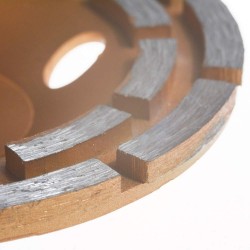 Wysokiej klasy zdzier diamentowy z podwójnym wiencem segmentów.