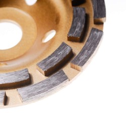 Wysokiej klasy zdzier diamentowy z podwójnym wiencem segmentów.