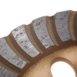 Wysokiej klasy zdzier diamentowy z podwójnym wiencem segmentów.