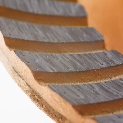 Wysokiej klasy zdzier diamentowy z podwójnym wiencem segmentów.